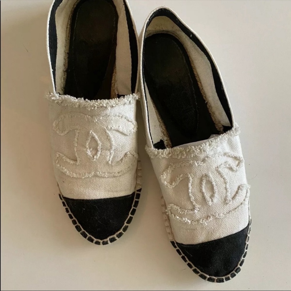 CHANEL white black linen CC slip ones